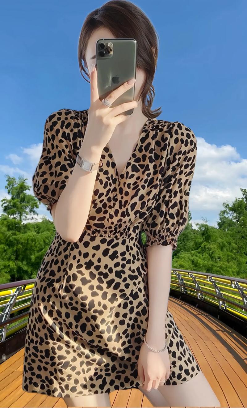 女人豹纹衣服怎么搭配衣服