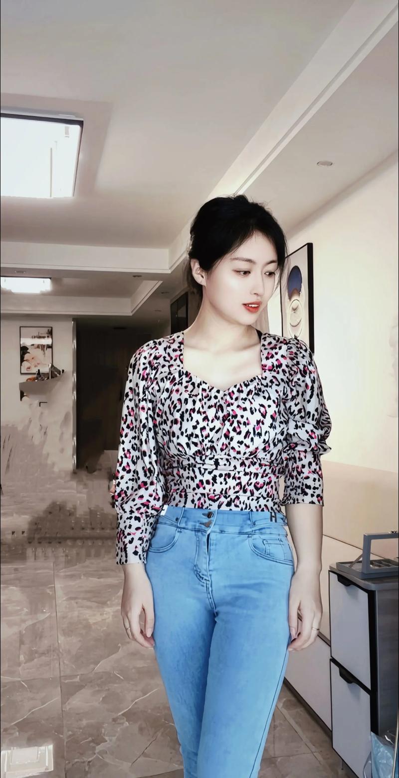 女人豹纹衣服怎么搭配图片欣赏