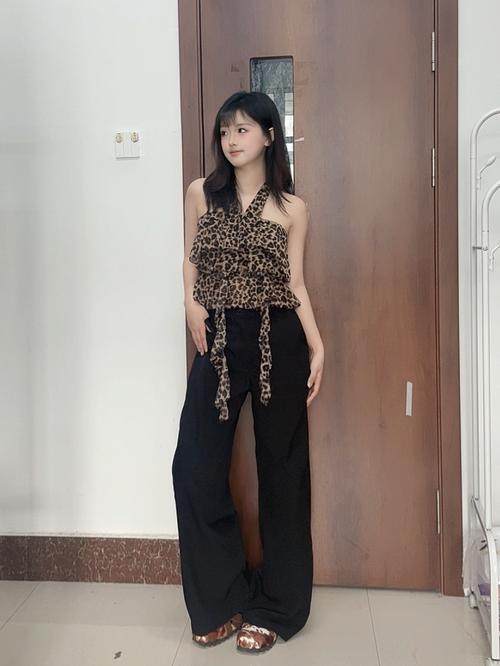 女人豹纹衣服怎么搭配