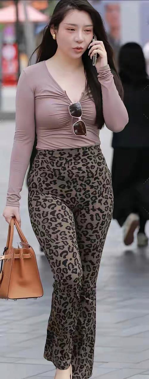 女人豹纹衣服怎么搭配