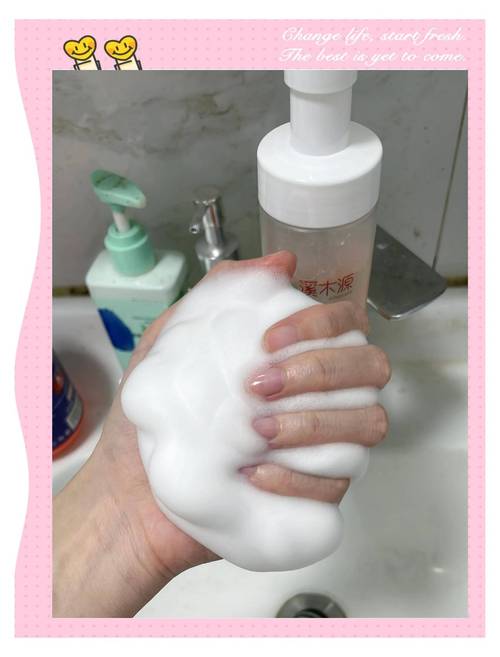 洗脸的洗面奶上有刷子