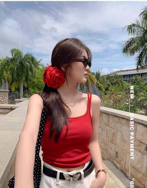 女红色背心怎么搭配衣服