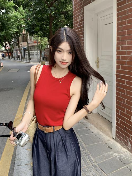 女红色背心怎么搭配衣服