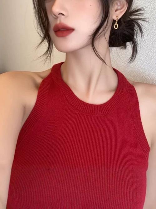 女红色背心怎么搭配图片