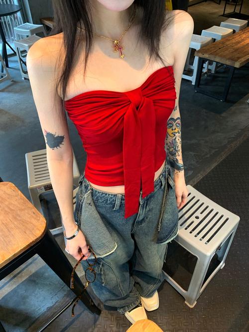女红色背心怎么搭配图片