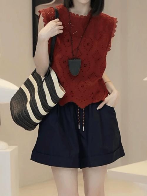 女红色背心怎么搭配