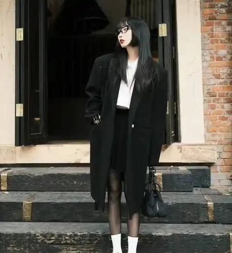 女孩黑色板鞋怎么搭配衣服好看吗