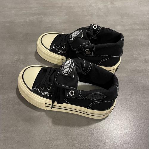 女孩黑色板鞋怎么搭配衣服好看吗