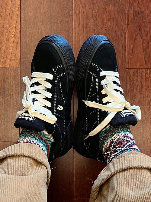 女孩黑色板鞋怎么搭配衣服好看吗