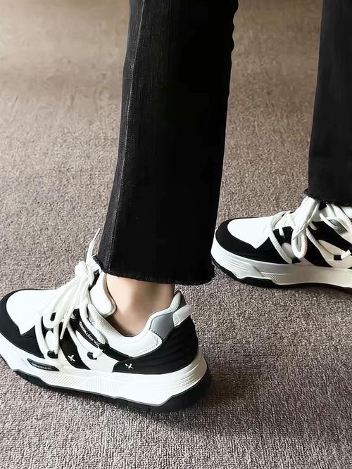 女孩黑色板鞋怎么搭配衣服