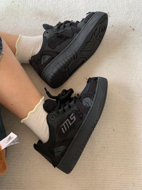 女孩黑色板鞋怎么搭配图片