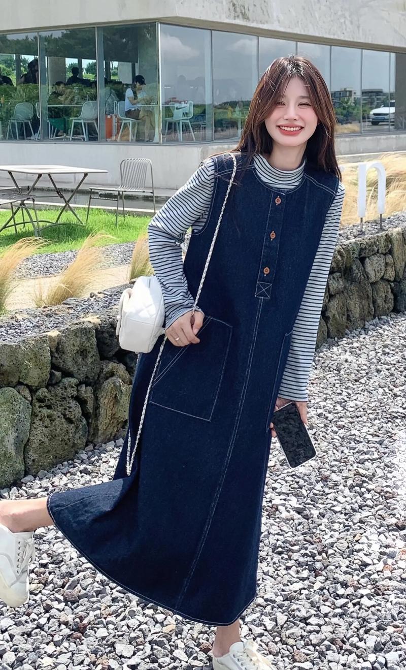 牛仔宽松背带长裙怎么搭配什么外套好看