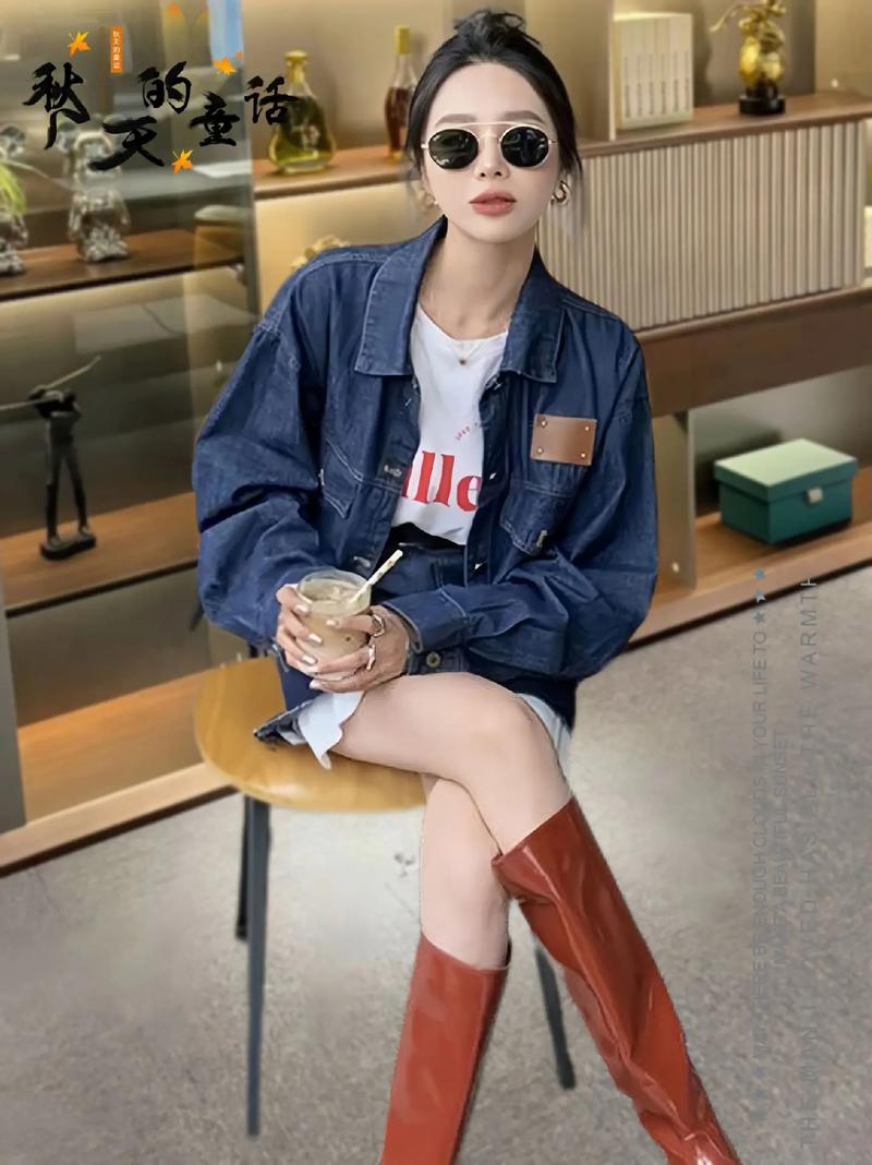 牛仔短裙秋天怎么搭配上衣