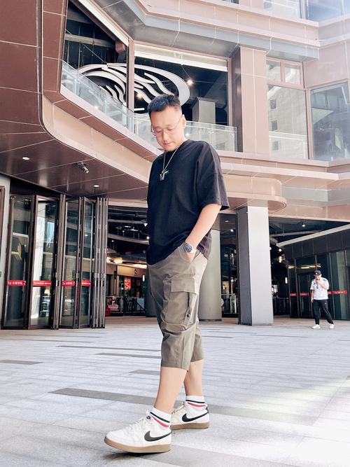 工装短裤配什么上衣