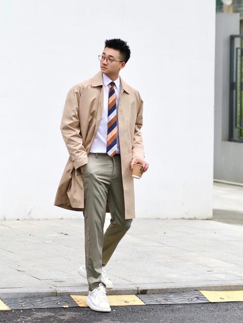 男卡其色中长款风衣怎么搭配什么裤子