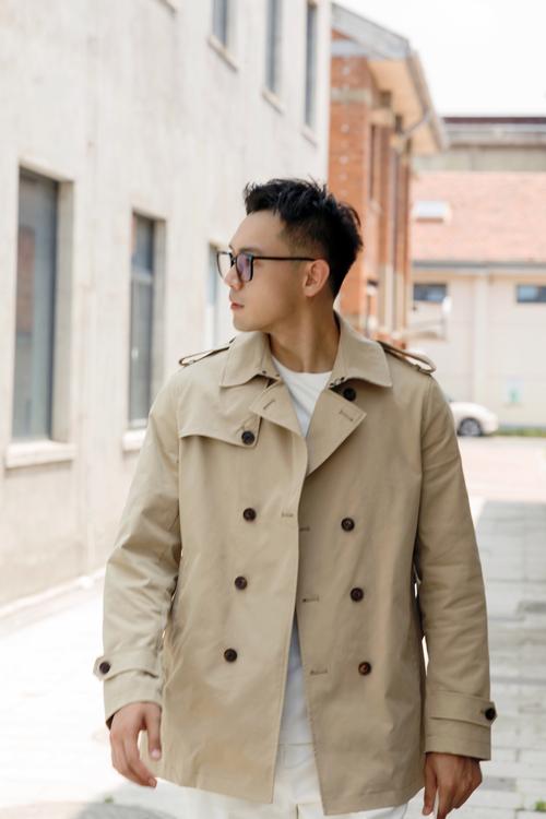 男卡其色中长款风衣怎么搭配