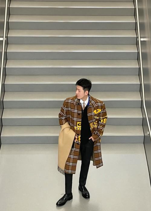 男巴宝莉风衣怎么搭配