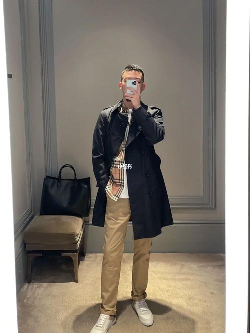 男巴宝莉风衣怎么搭配