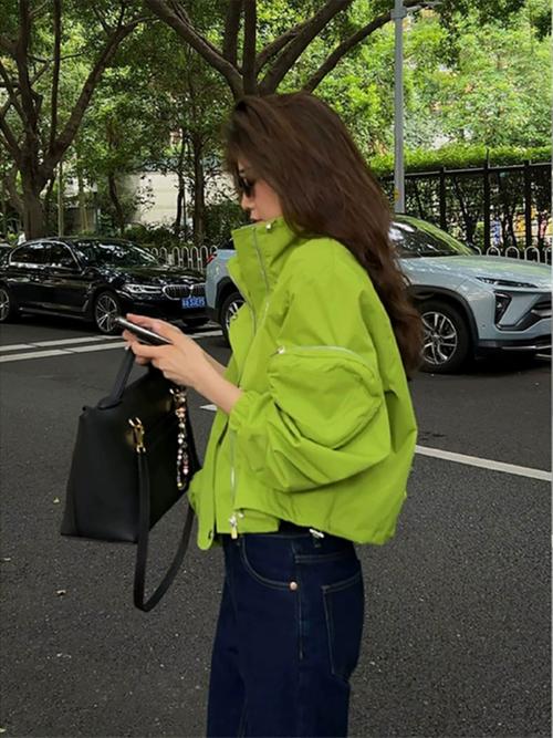 绿色冲锋衣配什么裤子