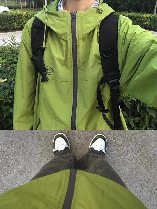 绿色冲锋衣配什么裤子
