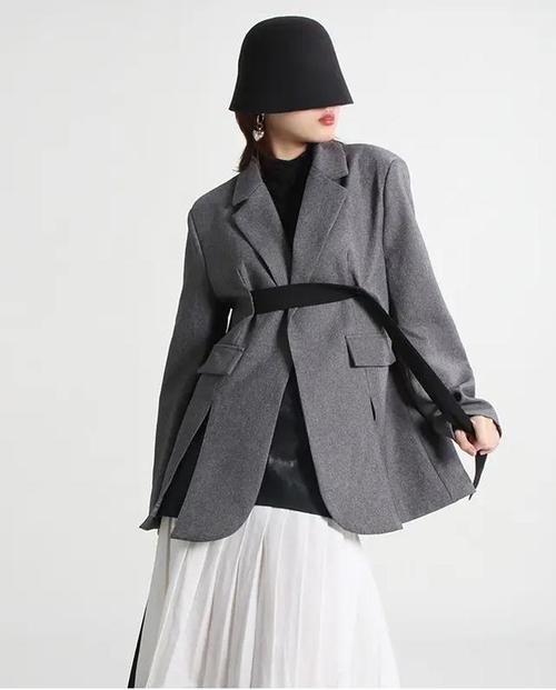 浅灰色上衣配什么裤子