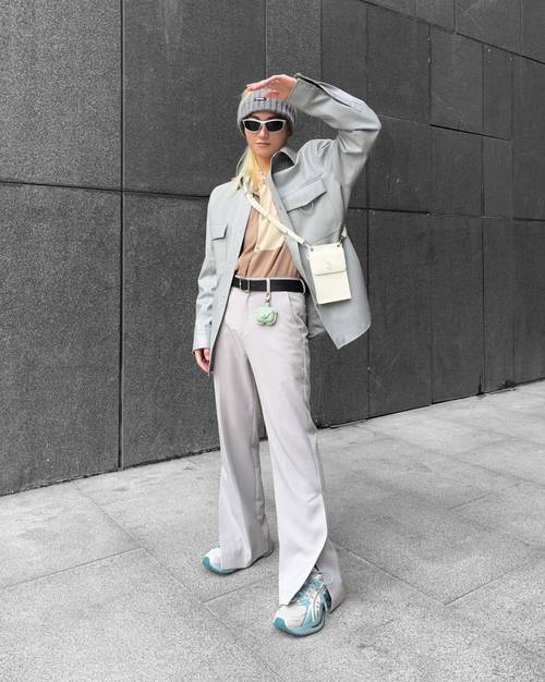 浅灰色上衣配什么裤子