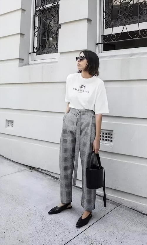 浅灰色上衣配什么裤子