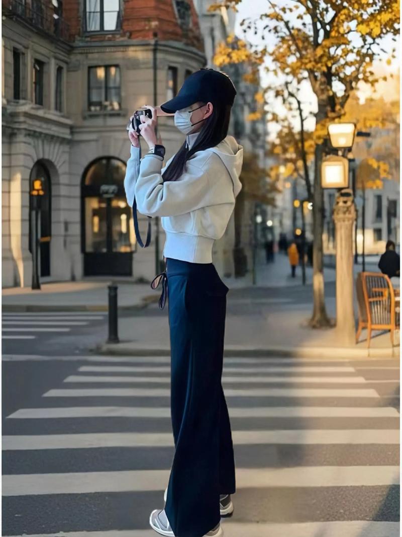 女款学生卫衣怎么搭配图片