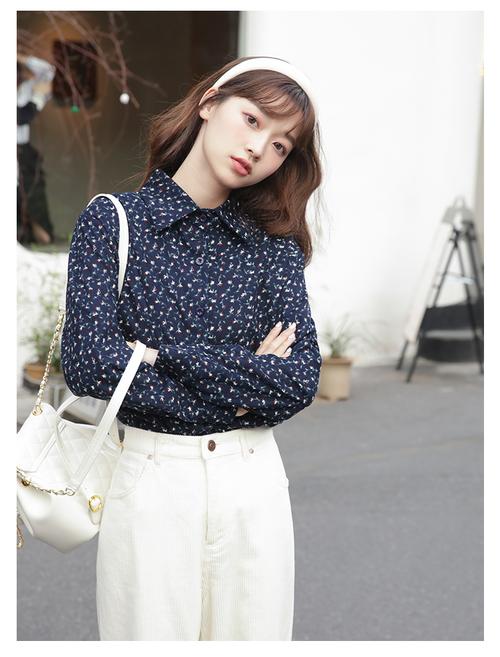 女长袖小碎花衬衫怎么搭配什么外套