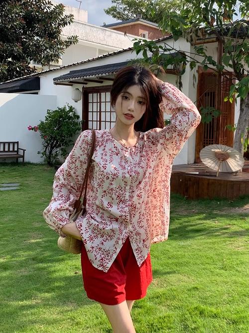 女长袖小碎花衬衫怎么搭配什么外套