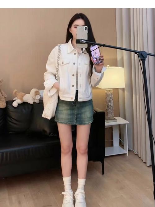 女白色夹克外套怎么搭配图片
