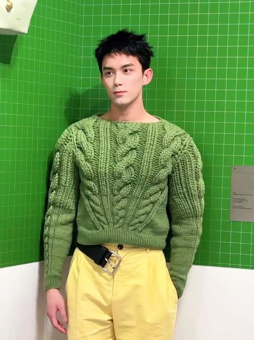 男生穿绿色毛衣怎么搭配衣服好看吗