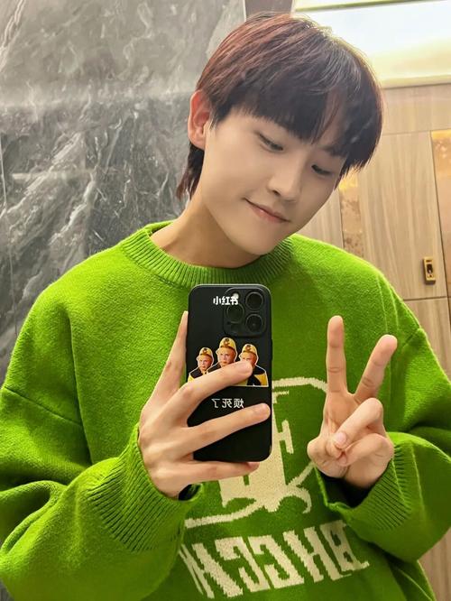 男生穿绿色毛衣怎么搭配衣服好看吗