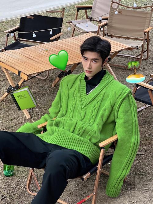 男生穿绿色毛衣怎么搭配衣服好看