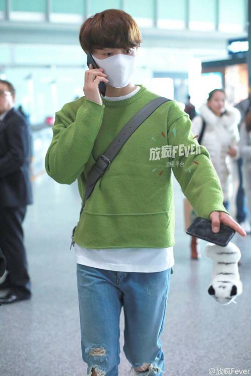 男生穿绿色毛衣怎么搭配什么裤子图片