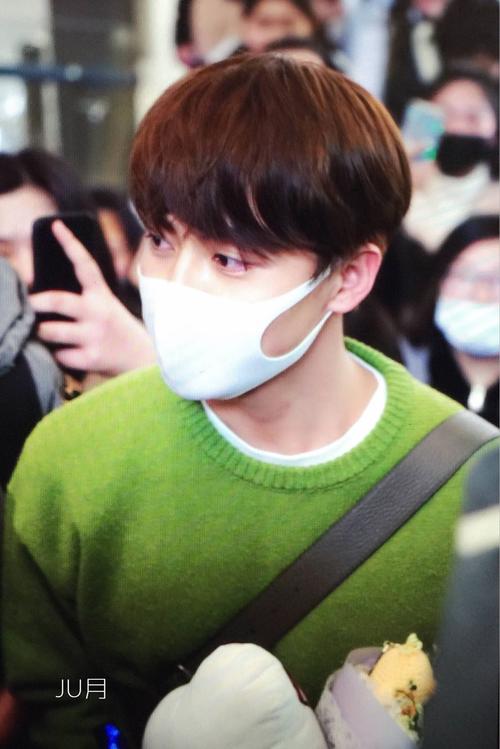 男生穿绿色毛衣怎么搭配