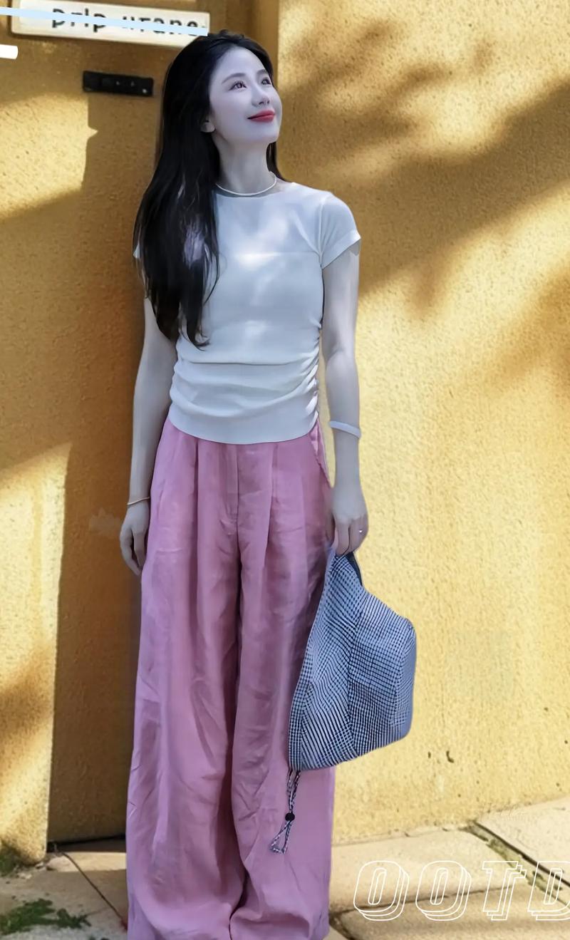 枚红色裤子怎么搭配图片