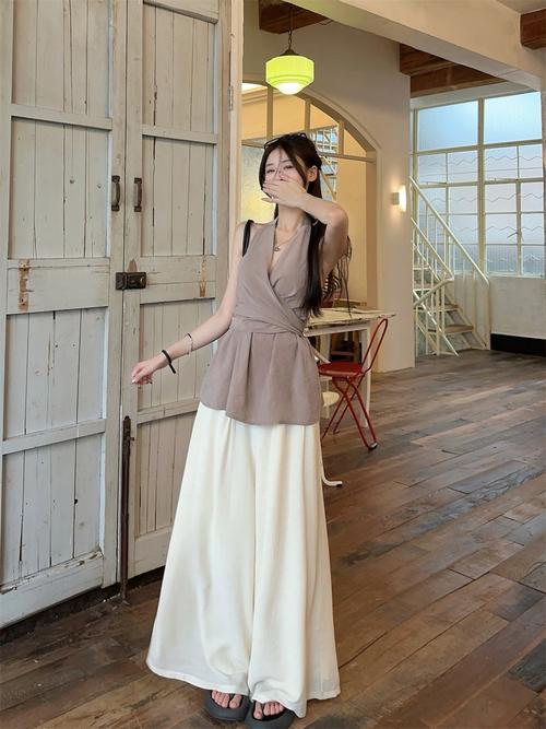 露肩雪纺上衣怎么搭配什么外套