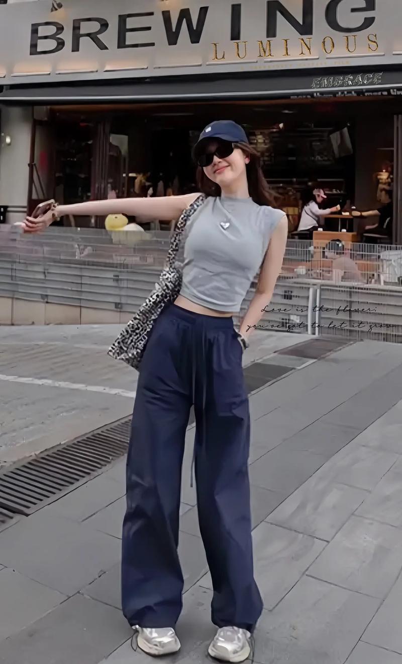 蓝灰色短袖怎么搭配什么外套