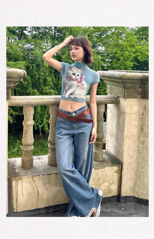 蓝灰色短袖怎么搭配