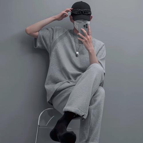 灰色t恤配什么外套