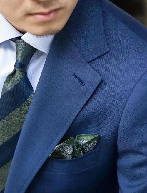 蓝色西装配什么衬衫