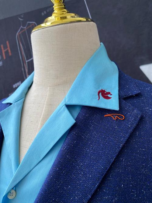 蓝色西装配什么衬衫