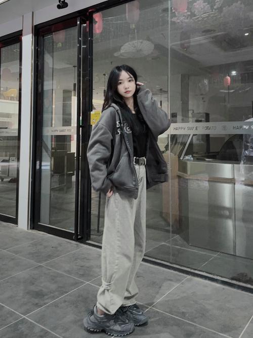 灰色的休闲鞋怎么搭配图片