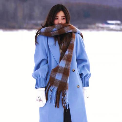 湖蓝色怎么搭配围巾好看