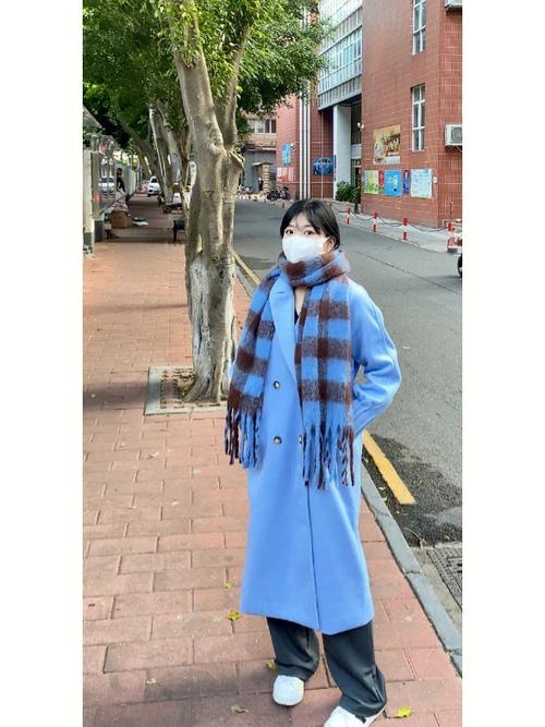 湖蓝色怎么搭配围巾好看