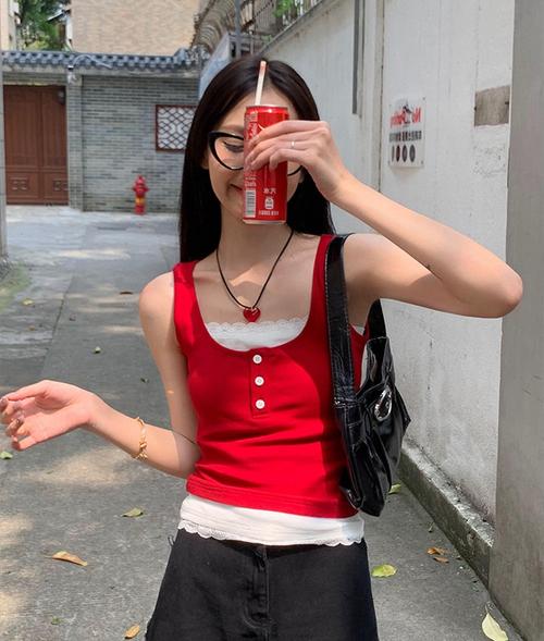 红色短款背心怎么搭配