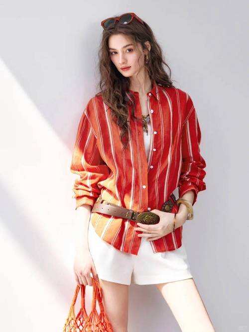 红色衬衫怎么搭配鞋子好看图片