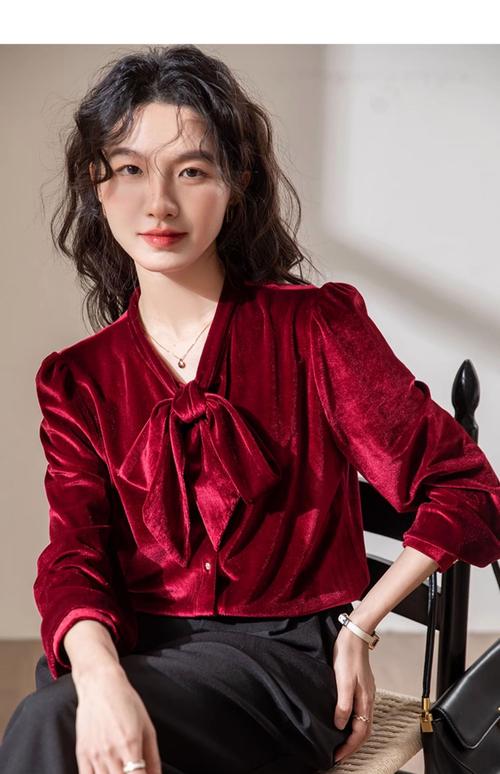 红色衬衫怎么搭配鞋子好看