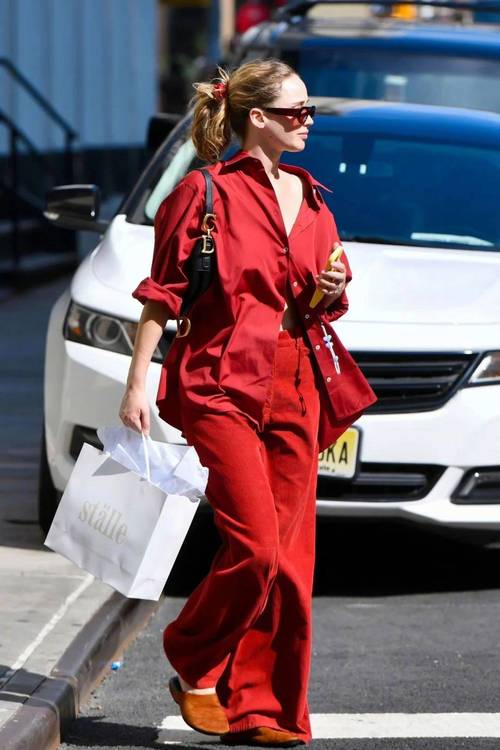 红红色衬衫怎么搭配什么外套好看图片